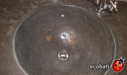 cette vasque est en tadelakt, réalisée à l'aide du tierrafino tadelakt naturel teinté dans la masse